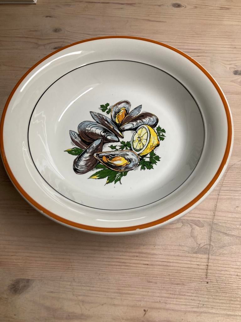 Assiettes à moules et assiettes de service., Enlèvement