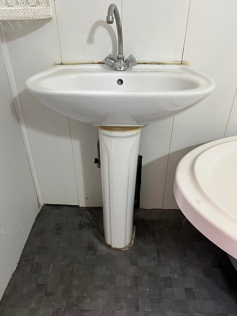 lavabo met kraan en aansluiting zonder steun, Ophalen, Kraan