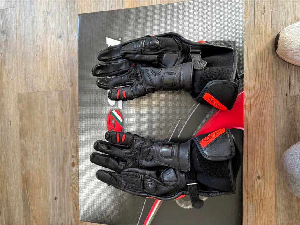 Dainese motorhandschoenen, Ophalen
