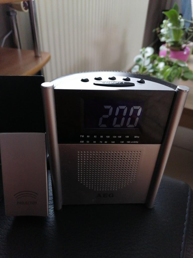 Wekkerradio met projectie AEG MRC 4105 P, Ophalen of Verzenden, Zo goed als nieuw, Analoog