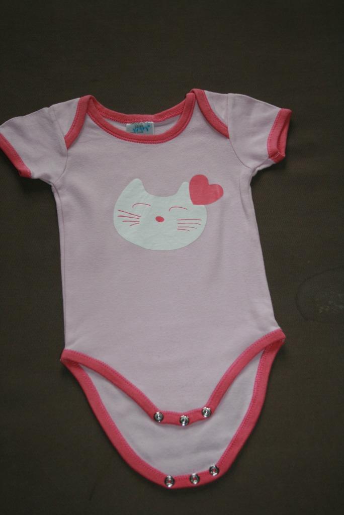 roze body met poes maat 80, Kinderen en Baby's, Babykleding | Maat 80, Ophalen of Verzenden, Gebruikt, Meisje, Nacht- of Onderkleding