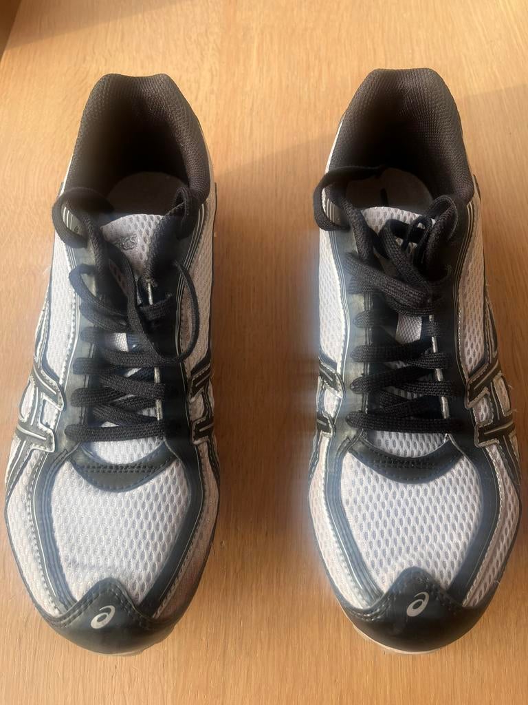 Spikes Asics blanc/noir, Course à pied, Comme neuf, Enlèvement, Spikes