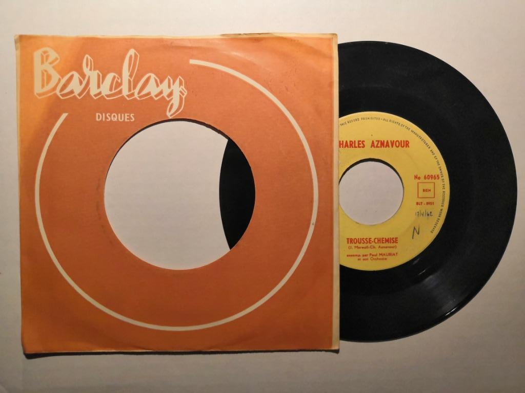 CHARLES AZNAVOUR - Trousse-chemise (45t), CD & DVD, Vinyles Singles, Enlèvement ou Envoi, Comme neuf, Pop