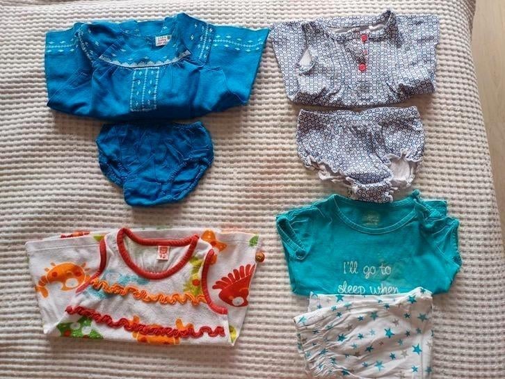 Pakket meisjeskledij 4 stuks 68-74 kleedjes en pyjama, Enlèvement ou Envoi, Ensemble, Comme neuf, Verschillende merken