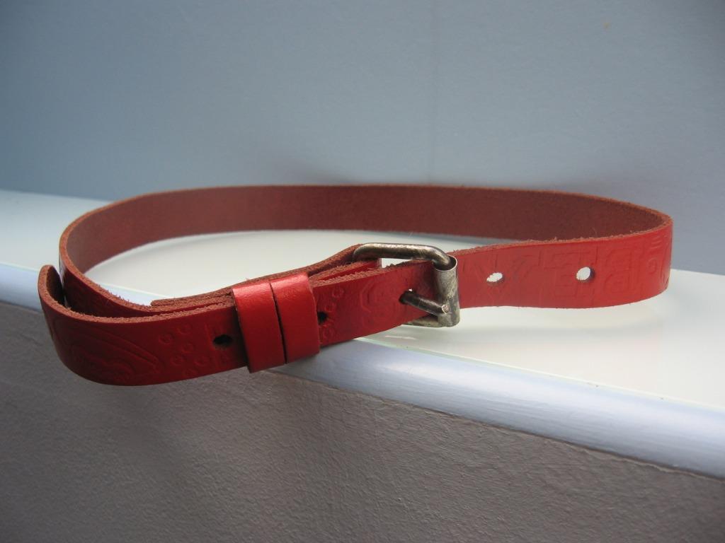 Ceinture en cuir rouge. Tour de taille : 70 cm. Hauteur : 2,, Enfants & Bébés, Enlèvement ou Envoi, Neuf, Garçon ou Fille