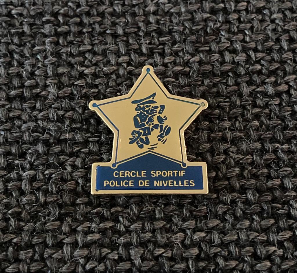 PIN - POLICE DE NIVELLES - CERCLE SPORTIF, Verzenden, Gebruikt, Overige onderwerpen, Speldje of Pin