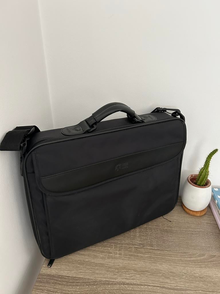 Zwarte laptoptas met schouderriem – stevig, praktisch, Ophalen of Verzenden, Zo goed als nieuw, X, X