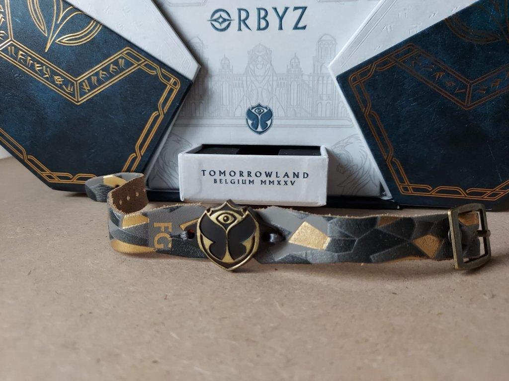 Tomorrowland 2025 Treasure Case + Armband, Verzamelen, Complete verzamelingen en Collecties, Ophalen