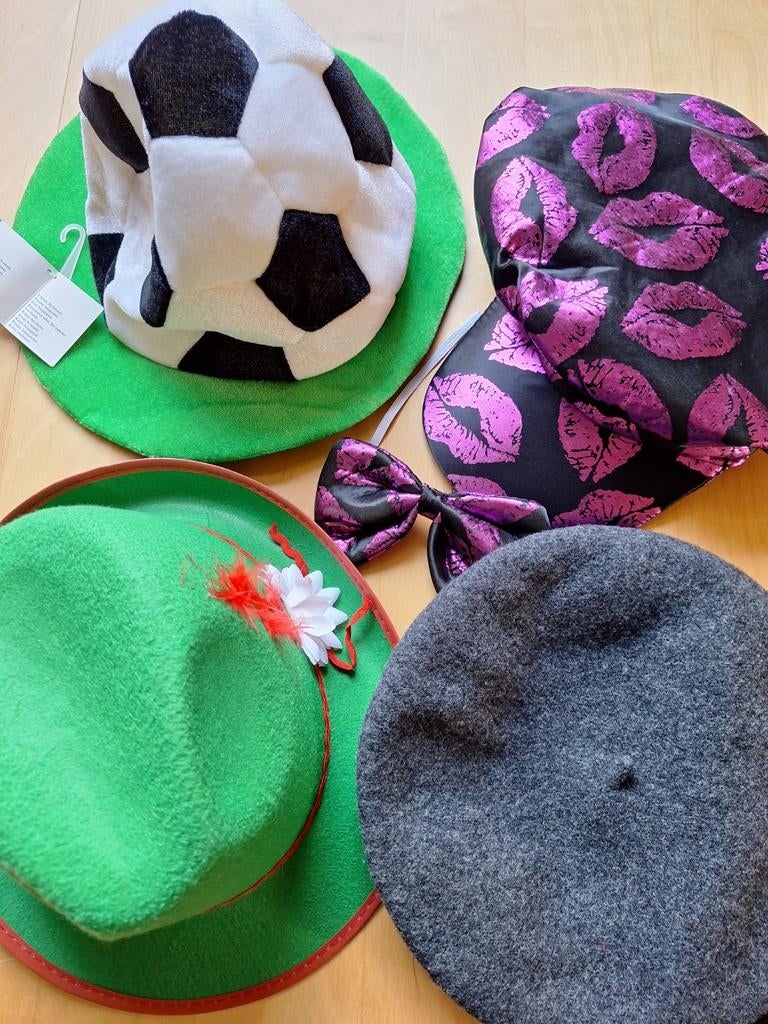 4 hoedjes carnaval, Ophalen, Zo goed als nieuw