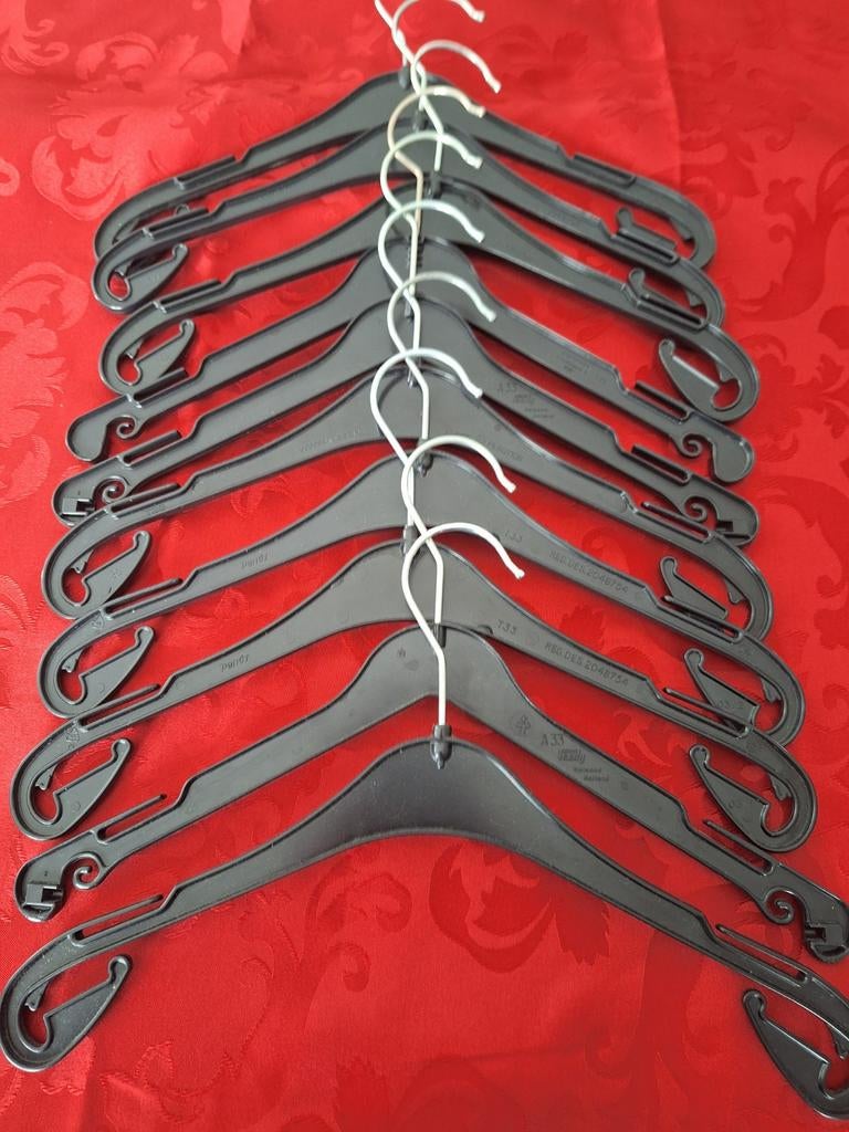 10 cintres en matière synthétique de 32 cm pour enfants, Enlèvement, Comme neuf, Plastique, Enfants et Adultes