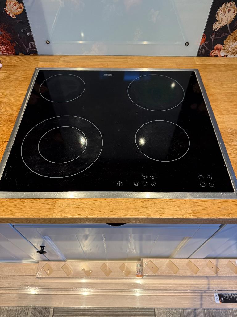 Taque vitrocéramique, Electroménager, 4 zones de cuisson, Enlèvement, Utilisé, Encastré