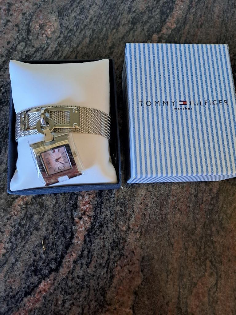 NOUVEAU ! MONTRE-BRACELET TOMMY HILFIGER, Bijoux, Sacs & Beauté, Autres marques, Enlèvement ou Envoi, Acier, Acier