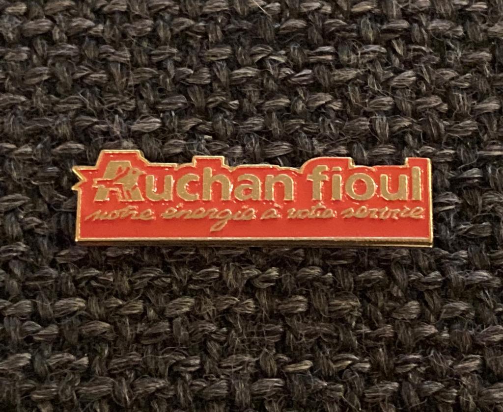 PIN - AUCHAN - FIOUL, Envoi, Utilisé, Autres sujets/thèmes, Insigne ou Pin's