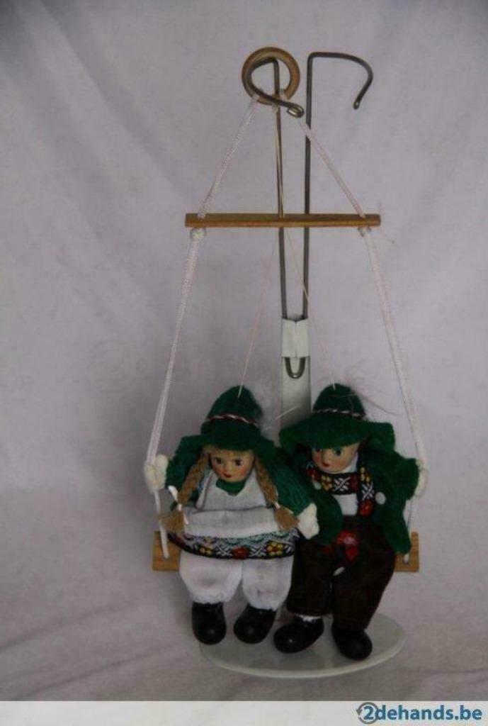 2 tiroler popjes op schommel, Verzamelen, Poppen, Ophalen of Verzenden, Gebruikt, Pop