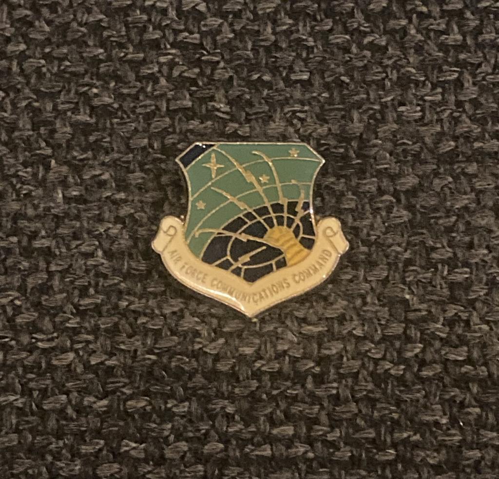 PIN - AIR FORCE COMMUNICATIONS COMMAND - LUCHTMACHT - LEGER, Verzamelen, Speldjes, Pins en Buttons, Verzenden, Gebruikt, Overige onderwerpen