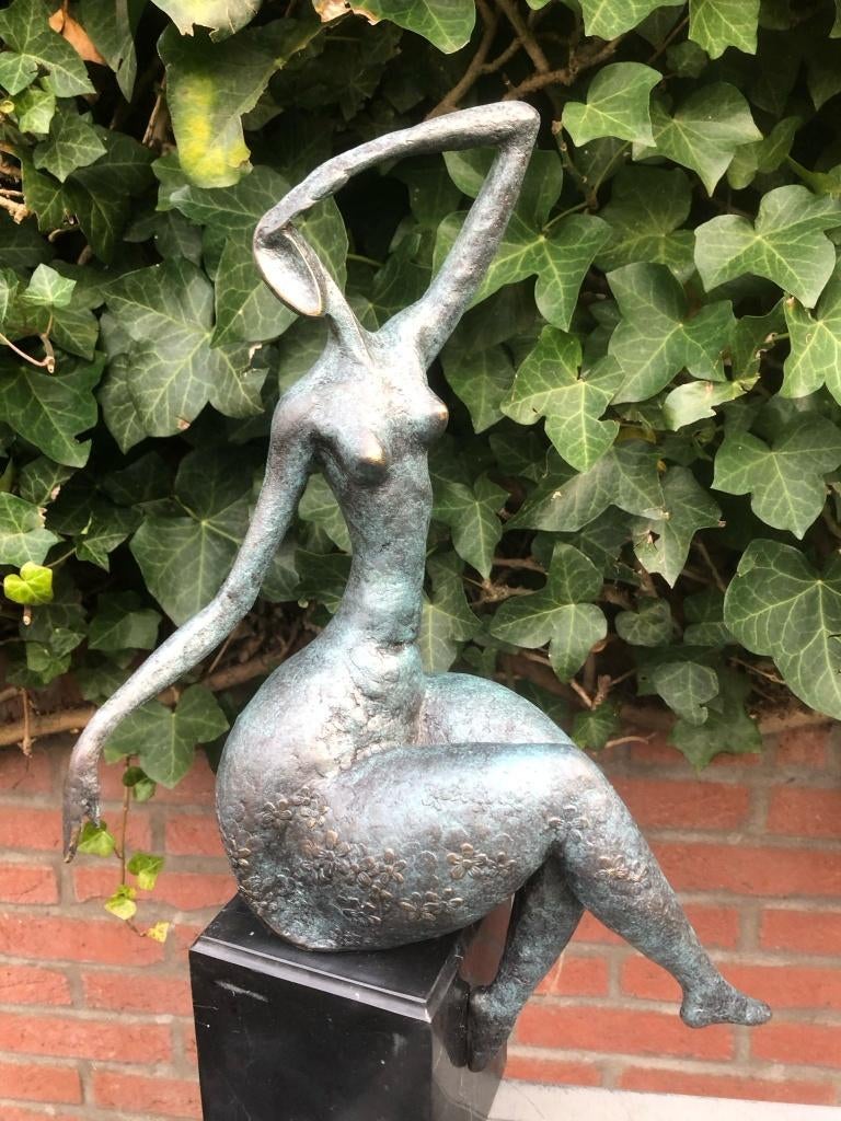 bronzen moderne sculptuur elegante zittende vrouw, Enlèvement ou Envoi