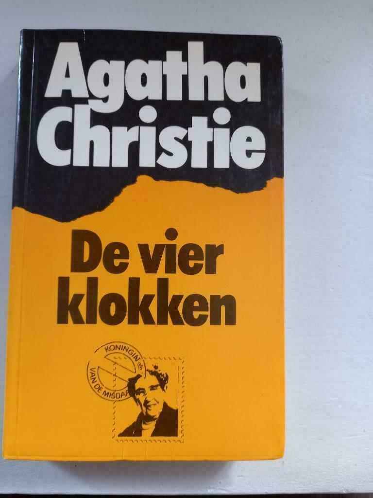 Agatha Christie - De vier klokken, Ophalen of Verzenden, Gelezen, Agatha Christie
