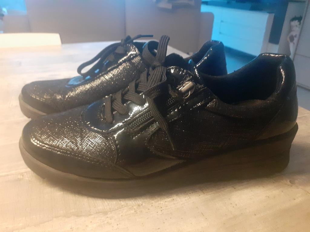 Zwarte sneakersblinkend. Maat 40. Leder binnenkant, Enlèvement ou Envoi, Comme neuf, Cypres soft, Noir