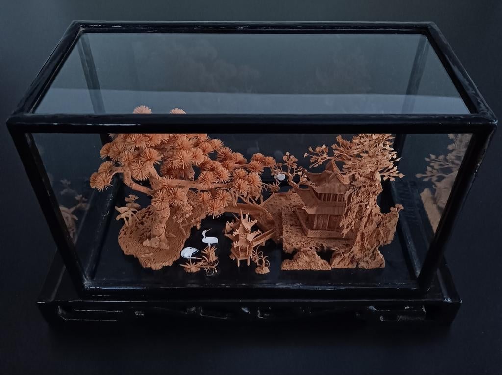 Chinees kurk snijwerk diorama in glazen vitrine., Antiek en Kunst, Ophalen of Verzenden