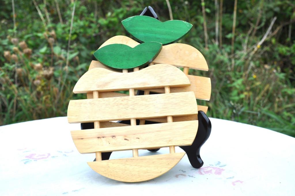 2 sous plats en bois forme pomme, Enlèvement ou Envoi, Comme neuf