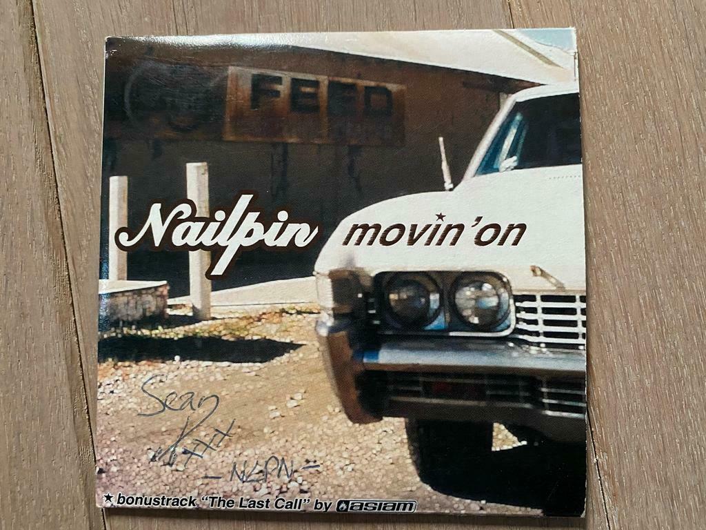 Gesigneerde single Movin’ on van Nailpin, Ophalen of Verzenden, Zo goed als nieuw, Cd of Plaat, Gesigneerd
