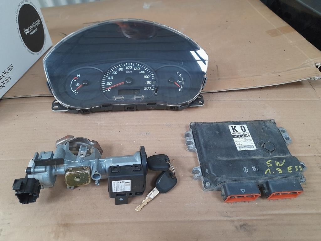 SUZUKI SWIFT 1300 benzine 2009 starterkit // 5060 AUVELAIS, Ophalen of Verzenden, Gebruikt, Suzuki