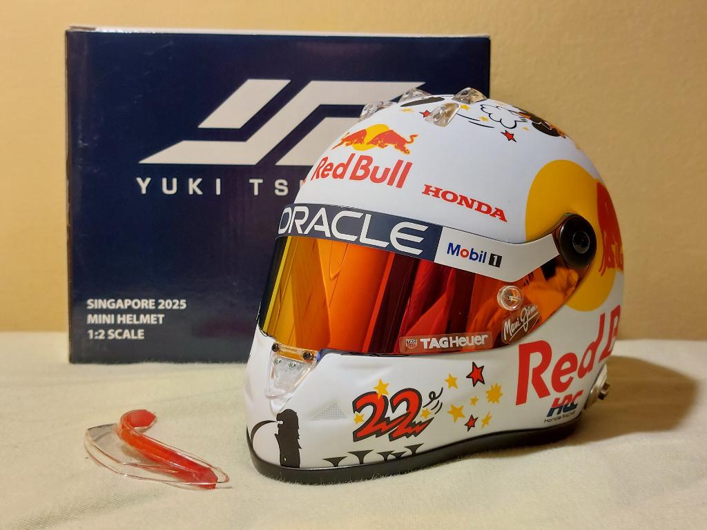 Yuki Tsunoda Red Bull F1 helm Singapore GP 2025 1:2, Ophalen of Verzenden, Nieuw, Formule 1