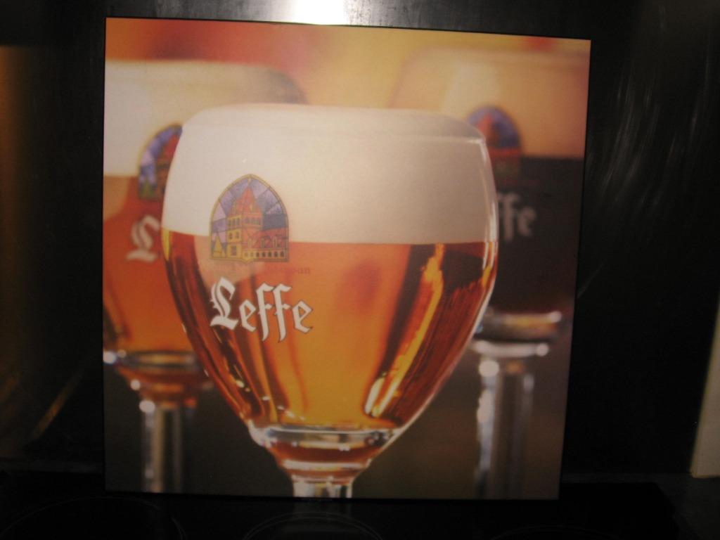 Cadre en bois Leffe avec image en verre 51 x 51 cm., Enlèvement ou Envoi, Comme neuf, Panneau, Plaque ou Plaquette publicitaire