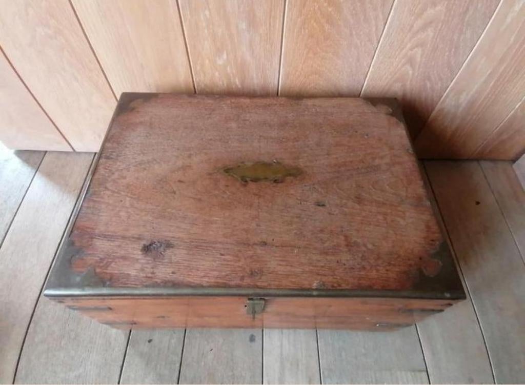 Ancienne boîte en bois, Enlèvement