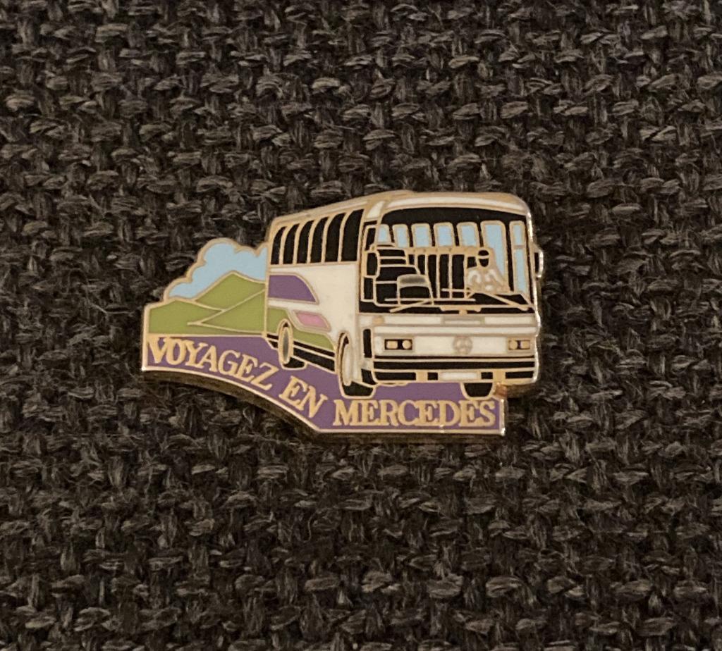PIN - MERCEDES - VOYAGEZ EN MERCEDES - BUS - AUTOBUS, Envoi, Utilisé, Transport, Insigne ou Pin's