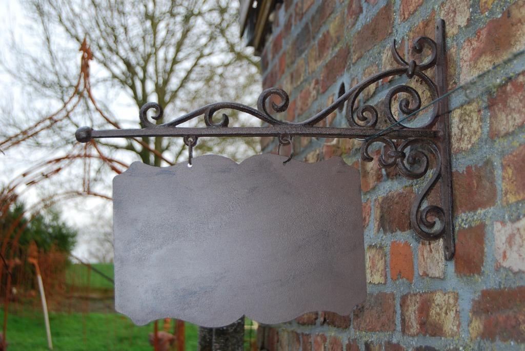 Smeedijzeren bord op gepatineerde gietijzeren beugel (nieuw), Ophalen of Verzenden, Nieuw