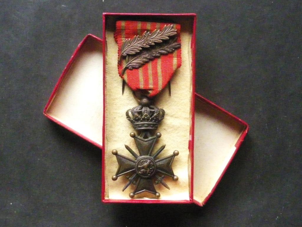 Croix de guerre à surcharge de deux palmes en étui Fonson, Envoi, Armée de terre, Ruban, Médaille ou Ailes
