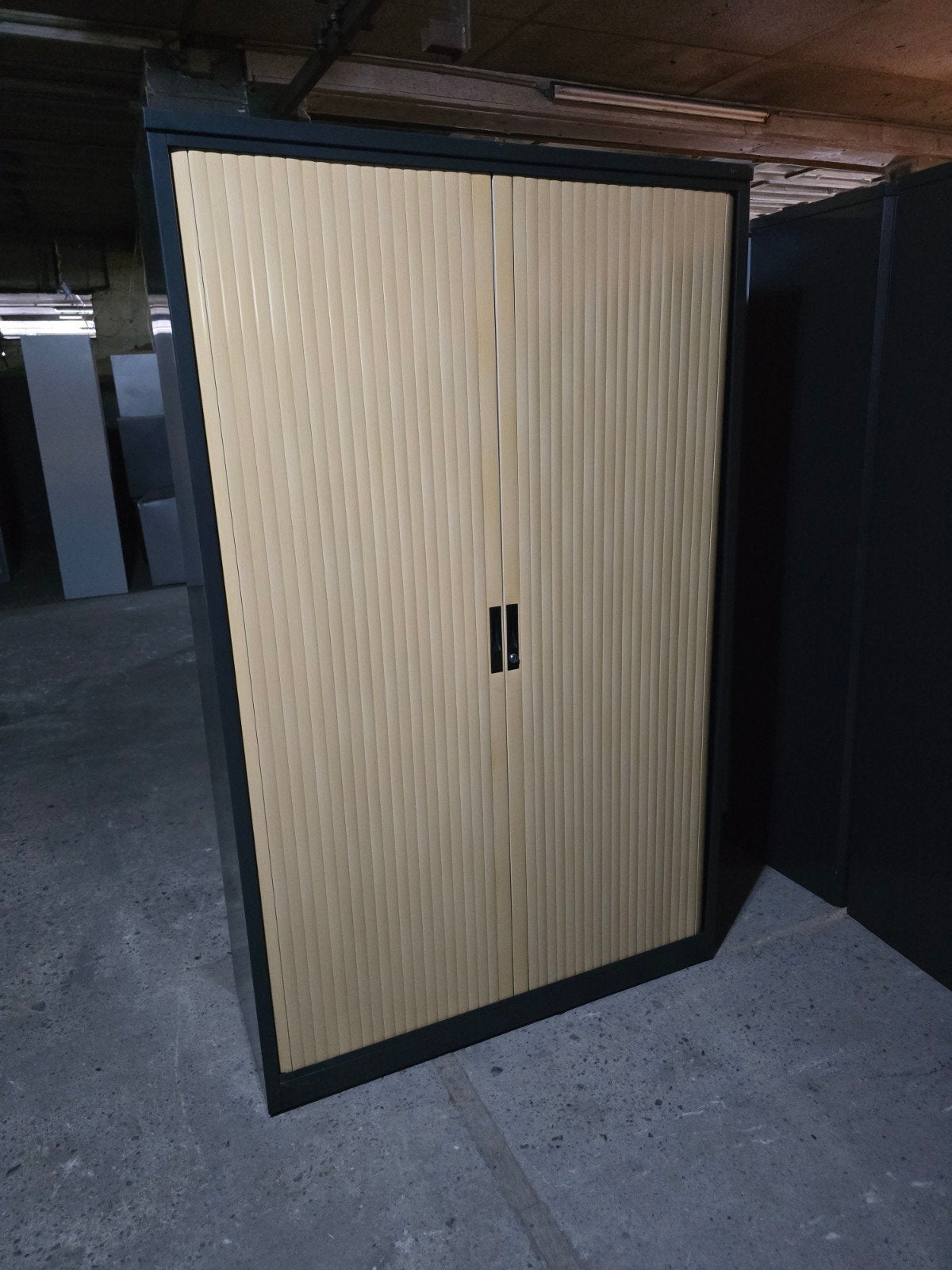 Armoire métallique porte coulissante avec dossier suspendu, Maison & Meubles