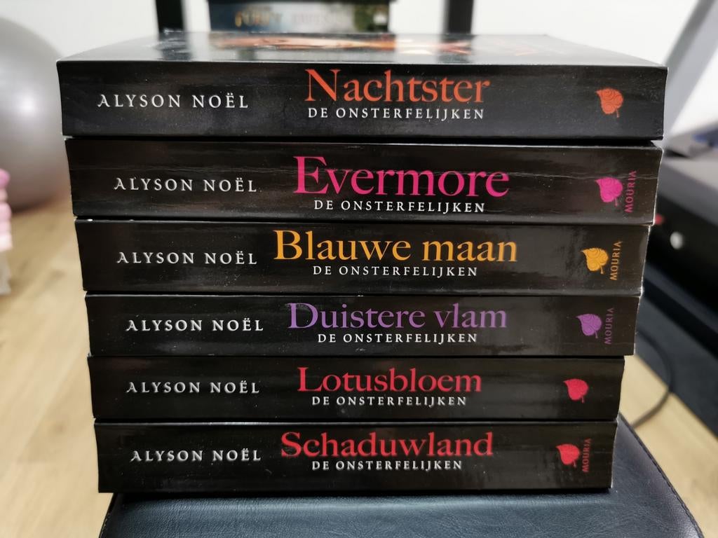 Boekenreeks Alyson Noël, Boeken, Ophalen