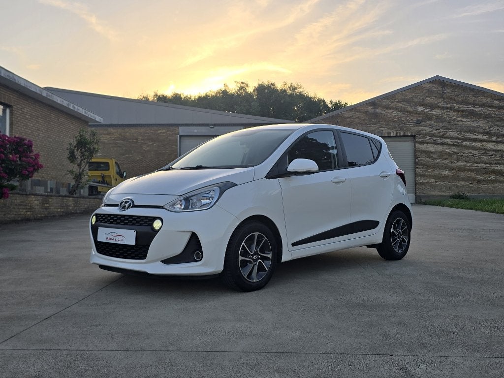 Hyundai i10 1.2i Benzine ** CarPlay - Airco ** Garantie 12M, Voorwielaandrijving, 4 cilinders, Wit, Leder