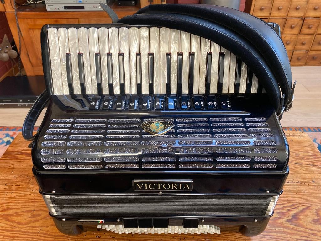 ACCORDEON VICTORIA VIRTUOSO, Enlèvement ou Envoi, Comme neuf, Avec bretelles, 96 basses