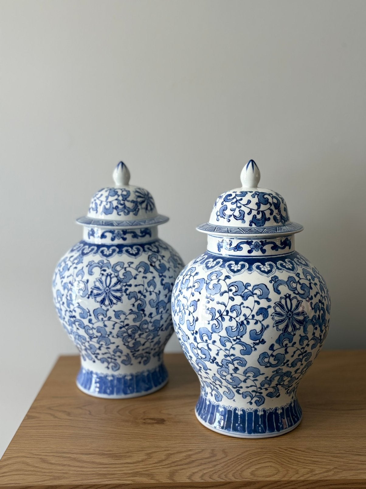 Paar grote blauw-witte porseleinen dekselvazen – ca. 37 cm, Antiek en Kunst, Antiek | Vazen, Ophalen