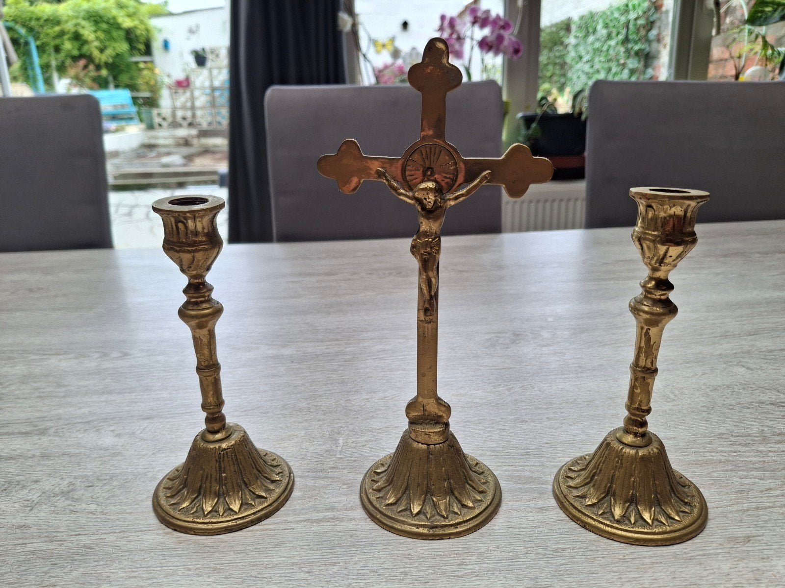 Crucifix et deux chandeliers associés, Enlèvement ou Envoi