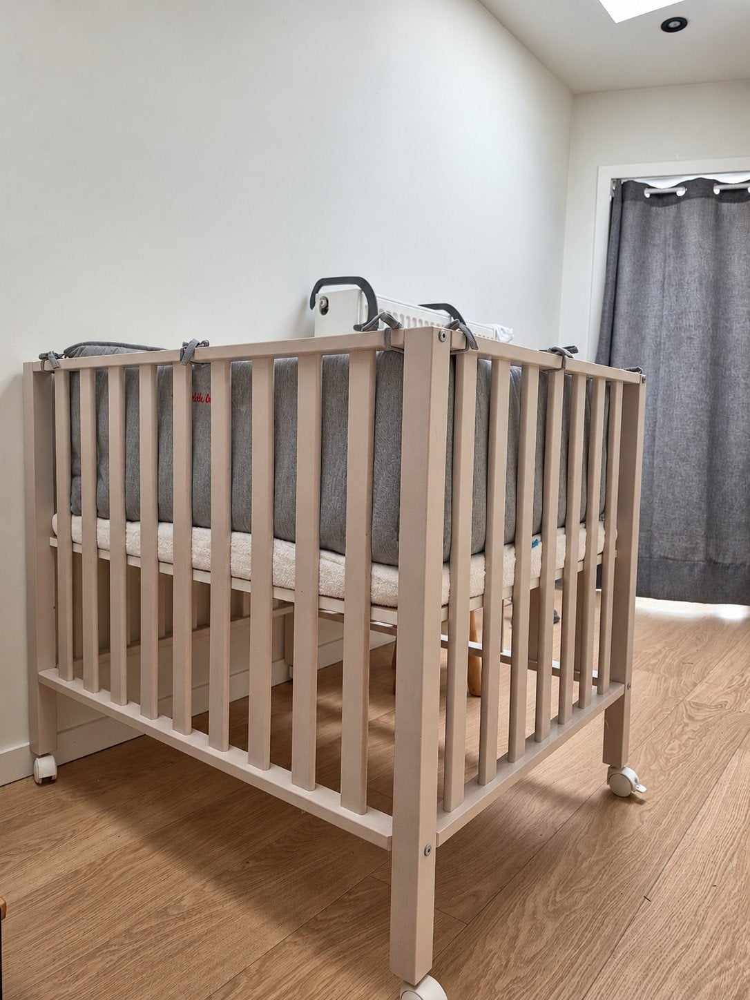 Park op wieltjes met matras + beschermer + omranding, Ophalen, Zo goed als nieuw, Rechthoekig, Wieltjes