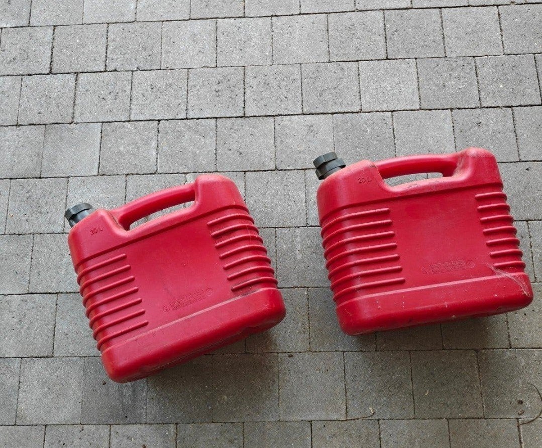 2 jerrycans 20 liter, Ophalen