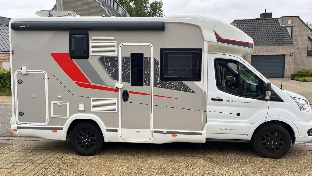 Challenger 250 Graphite Premium, Jusqu'à 4, Réfrigérateur, Toilette à cassette, Ford