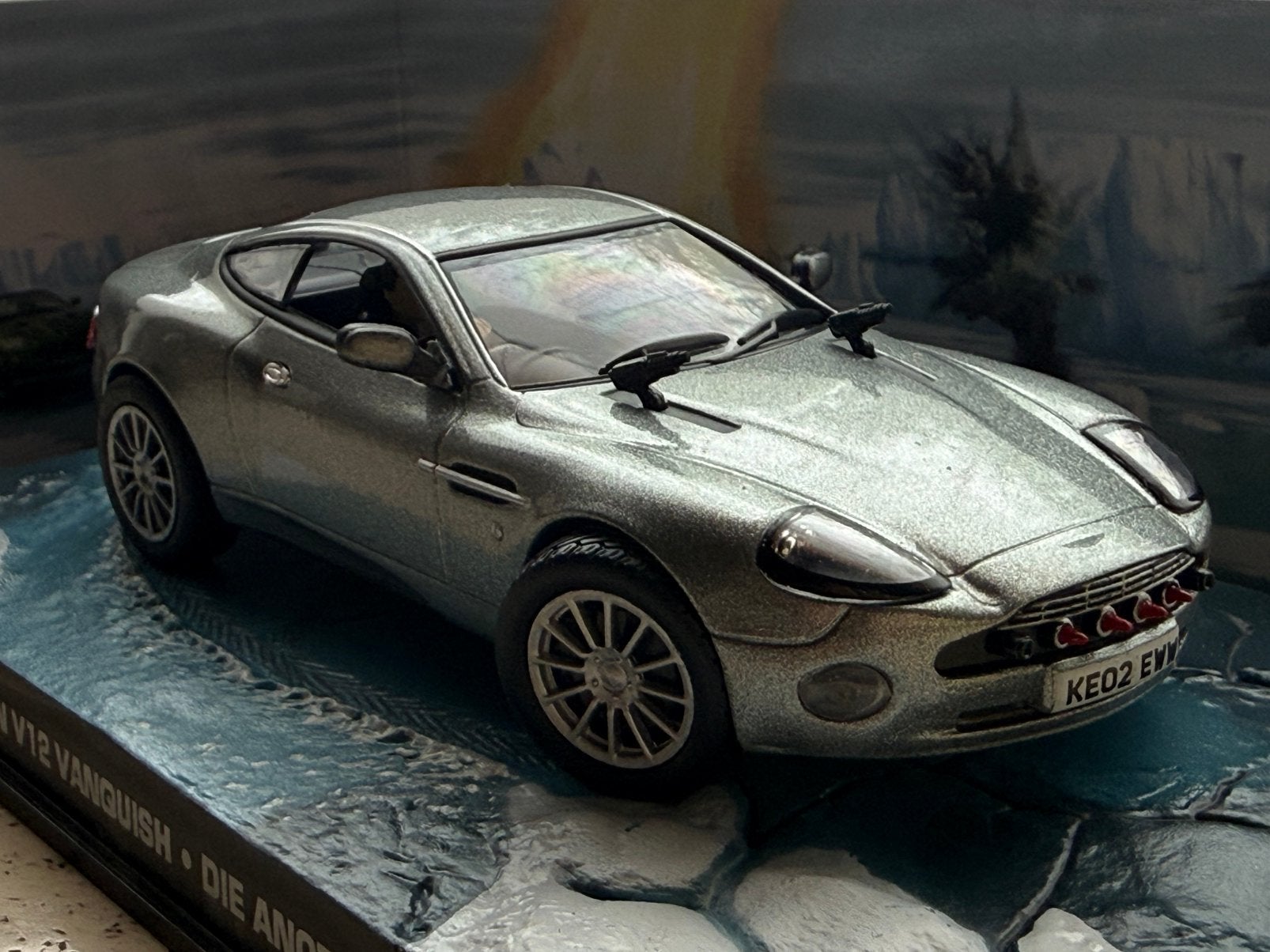 Aston Martin V12 Vainquish, Enlèvement ou Envoi, Comme neuf, Voiture, Universal Hobbies
