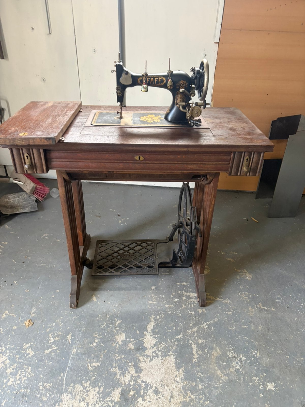 Antieke pfaff naaimachine, Enlèvement