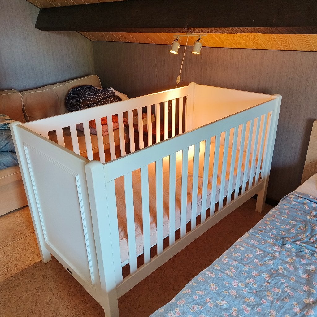 Wit kinderbed 140 cm op 76 cm (hoogte 90 cm) te koop, Matelas, 70 à 85 cm, Comme neuf, Enlèvement