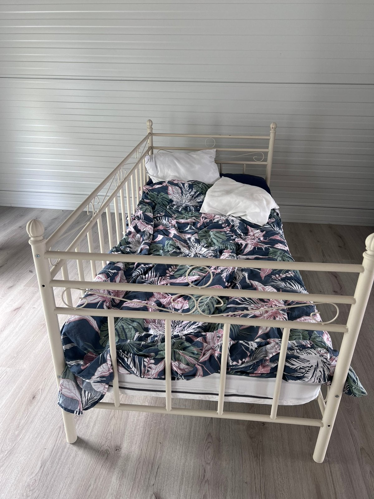 Lit une personne en fer forgé avec matelas et  couette, Maison & Meubles, 90 cm, Beige, Une personne, Enlèvement