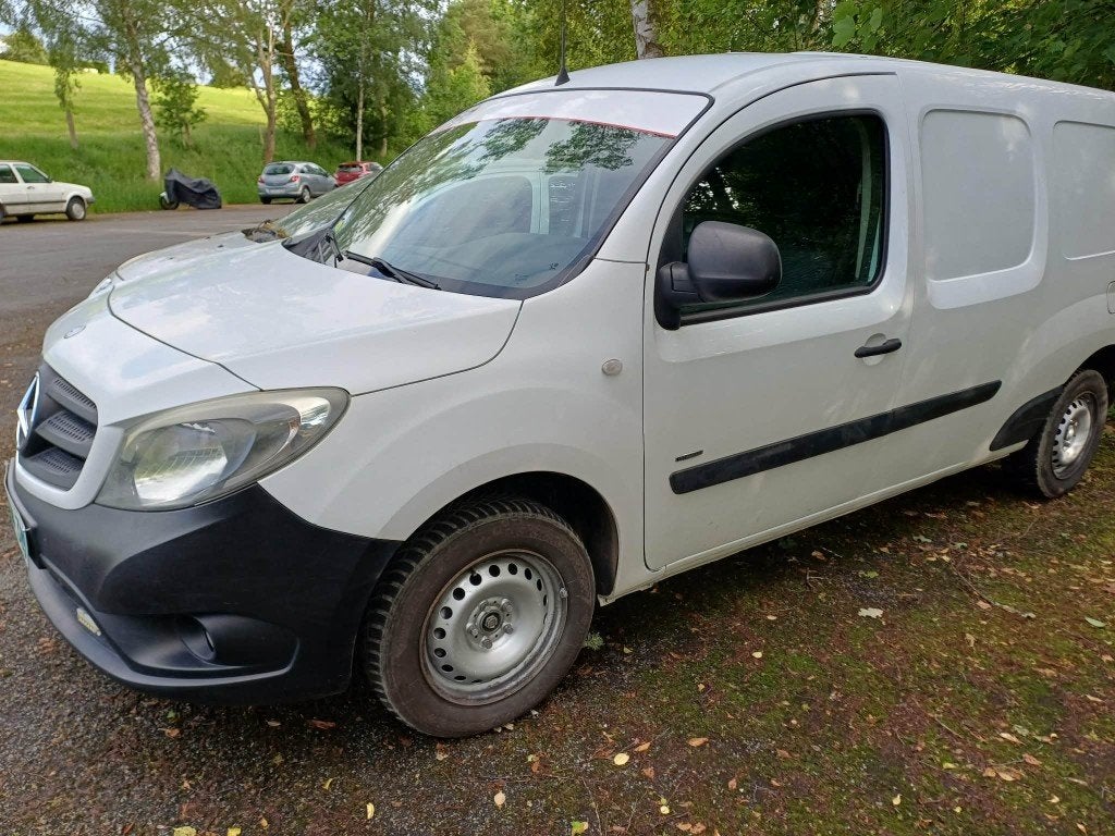 Mercedes citan lang chassis klaar om geregistreerd te worden, Auto's, Mercedes-Benz, Voorwielaandrijving, Euro 5, Stof, Wit