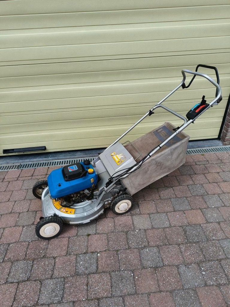 Iseki zelftrekker grasmaaier met 5pk Kawasaki moter, Ophalen, Cirkelmaaier, Gebruikt, Benzine-grasmaaier