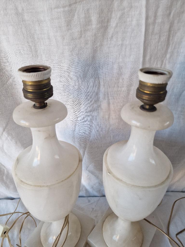 Lot de deux pieds de lampe de table en albâtre blanc, Enlèvement