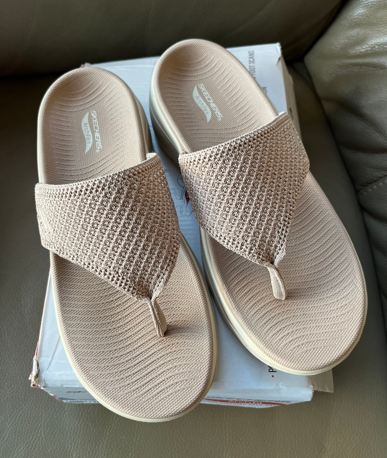 Teenslippers Skechers NIEUW, Beige, Nieuw, Ophalen, Slippers