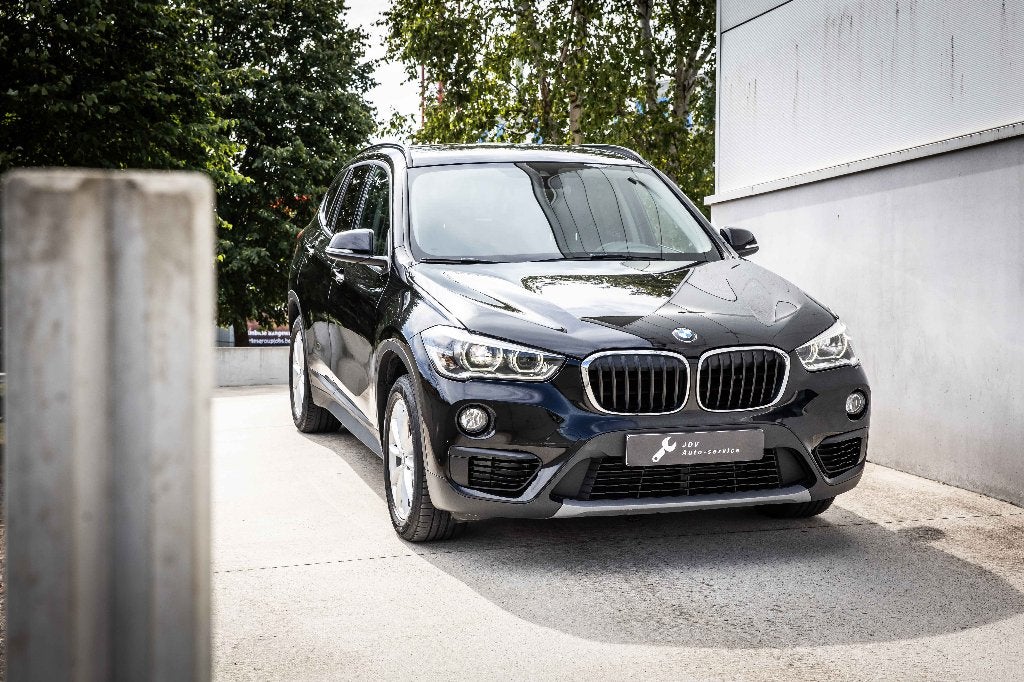 BMW X1 16d sDrive Automaat, Auto's, Dealer onderhouden, Stof, Zwart, Bedrijf